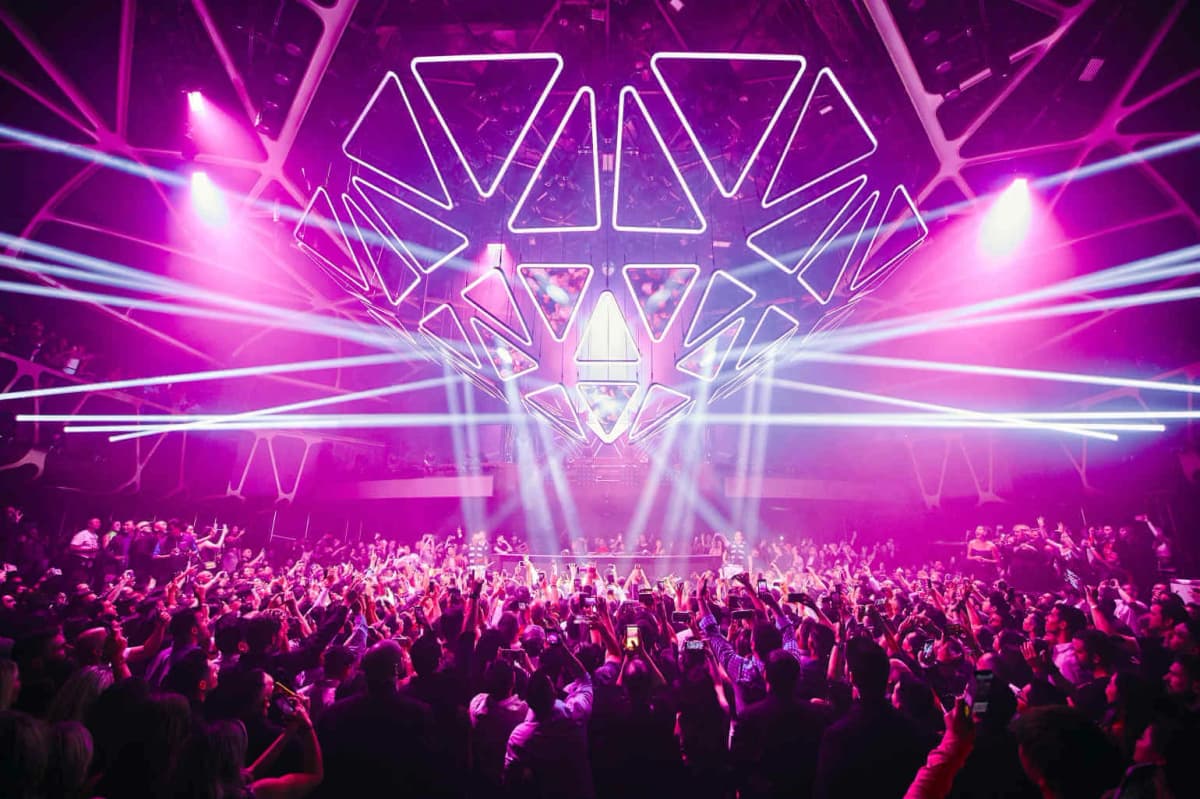 Hakkasan Nightclub Las Vegas — Crowd beneath the Grid light installation