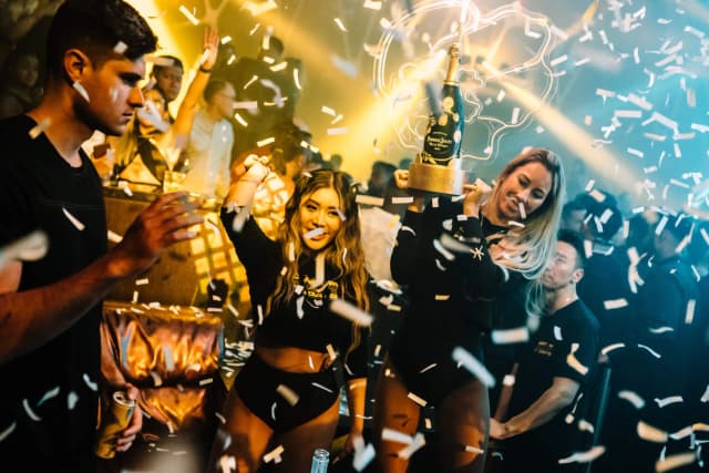 Hakkasan Nightclub Las Vegas — Bottle service celebration with confetti