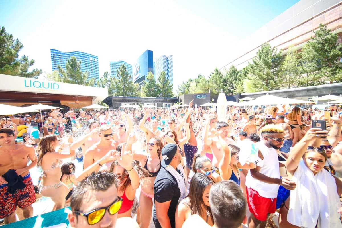 LIQUID Pool Lounge Las Vegas — Pool party crowd