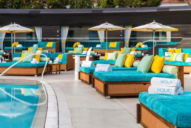 LIQUID Pool Lounge Las Vegas — Poolside lounge seating