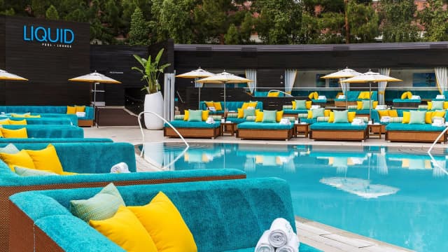 LIQUID Pool Lounge Las Vegas — Pool deck and cabanas
