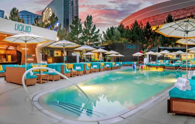 LIQUID Pool Lounge Las Vegas — Pool at sunset