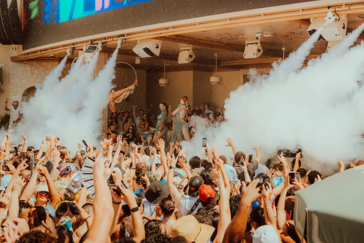OMNIA Dayclub Las Vegas — Pool party crowd and stage effects
