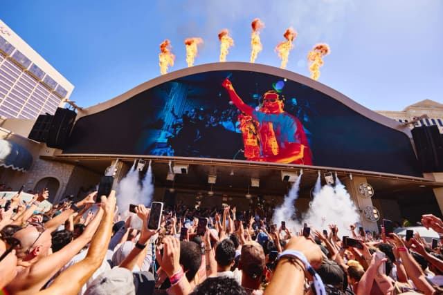OMNIA Dayclub Las Vegas — Crowd beneath stage flame effects