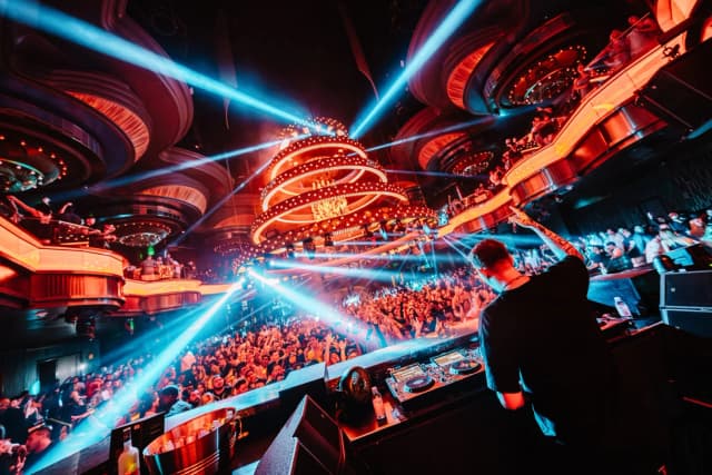 OMNIA Nightclub Las Vegas — DJ and crowd in the main room