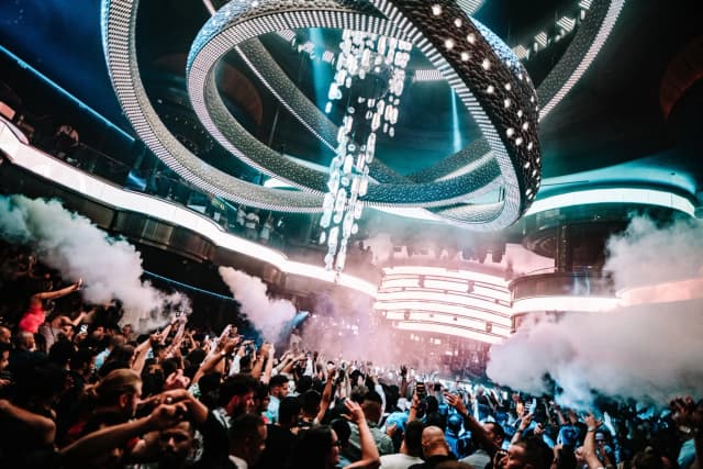 OMNIA Nightclub Las Vegas — Crowd beneath the chandelier