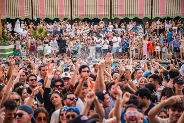 Palm Tree Beach Club Las Vegas — Crowd enjoying a daytime performance
