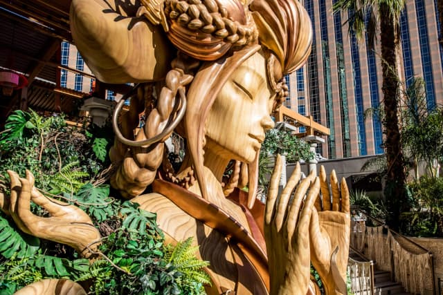 TAO Beach Dayclub Las Vegas — Sculpture and poolside landscaping