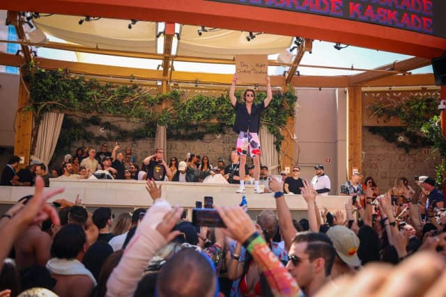 TAO Beach Dayclub Las Vegas — Crowd beside the performance stage