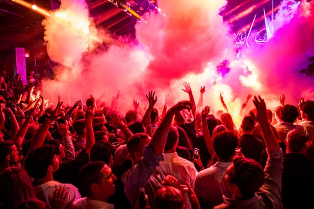 Marquee Nightclub Las Vegas — Guests celebrating with confetti Marquee Nightclub Las Vegas — Guests celebrating with confetti