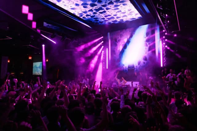 Marquee Nightclub Las Vegas — Crowd and main room lighting Marquee Nightclub Las Vegas — Crowd and main room lighting